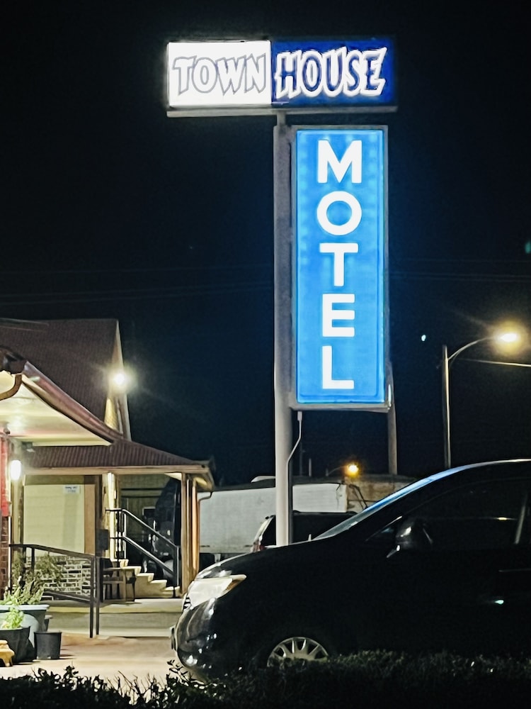 TOWN HOUSE MOTEL 2/61