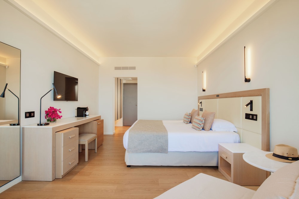 Golden Coast Beach Hotel 10/50