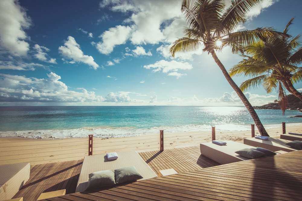 Carana Beach Hotel 66/68