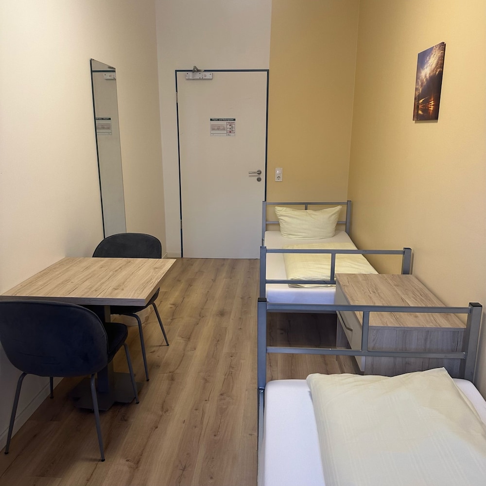 Low Budget Hostel 9/53