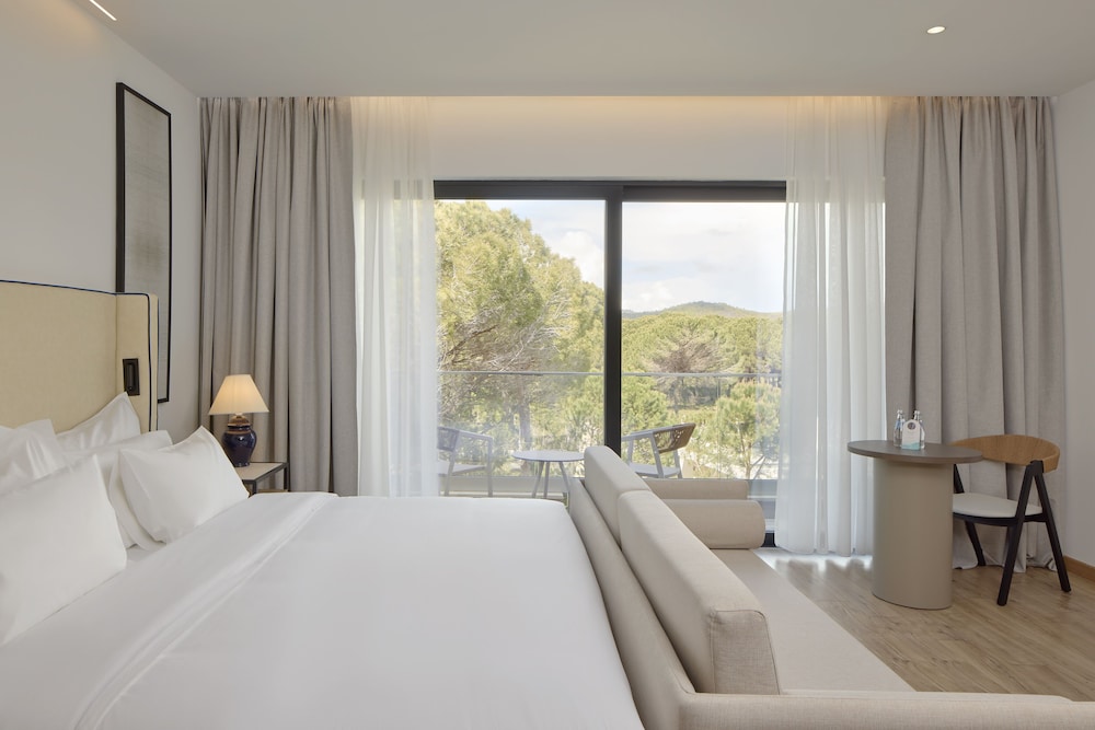 Deluxe, King Bed, Partial Sea View, Sofa