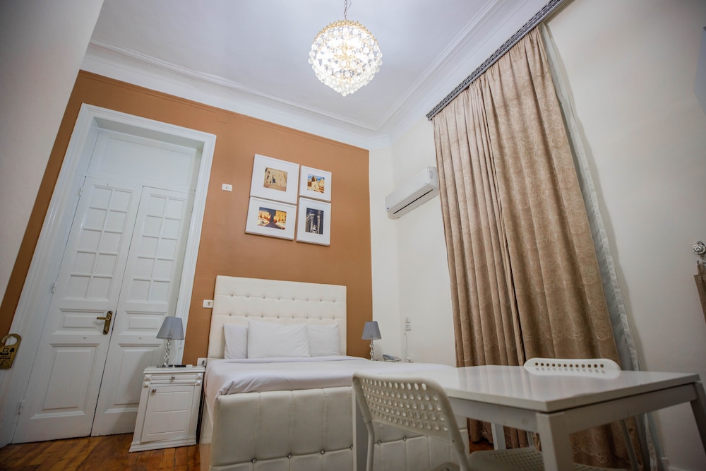 The Square Boutique Hotel 63/70