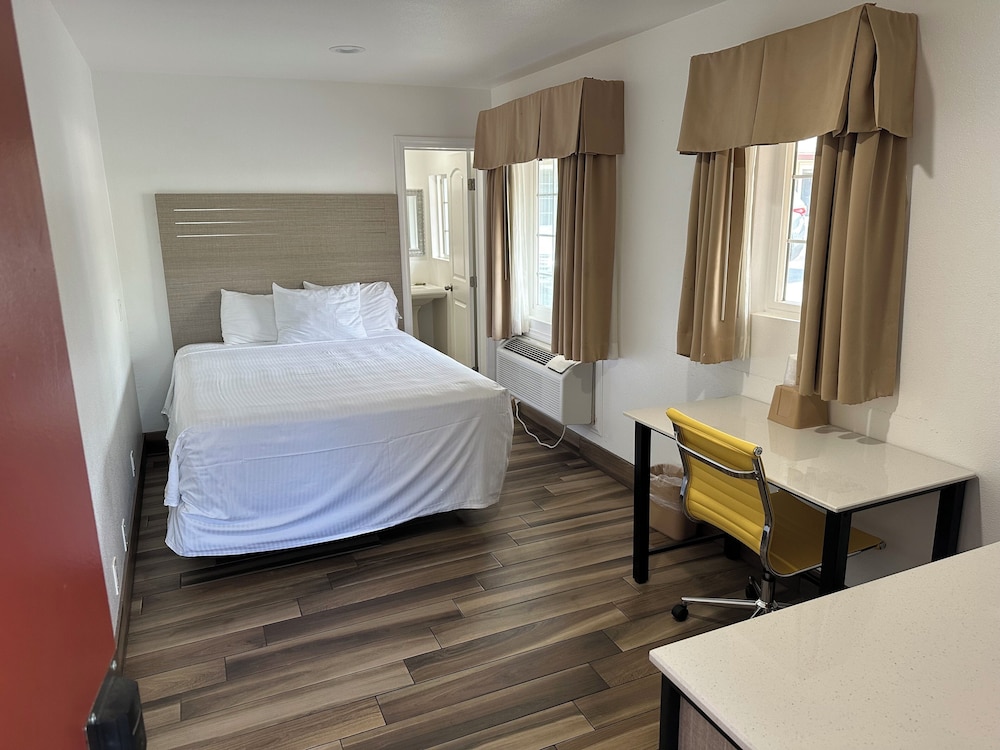 DELUXE, QUEEN BED