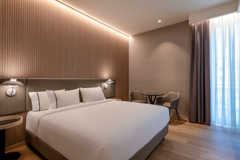DELUXE, QUEEN BED, BALCONY
