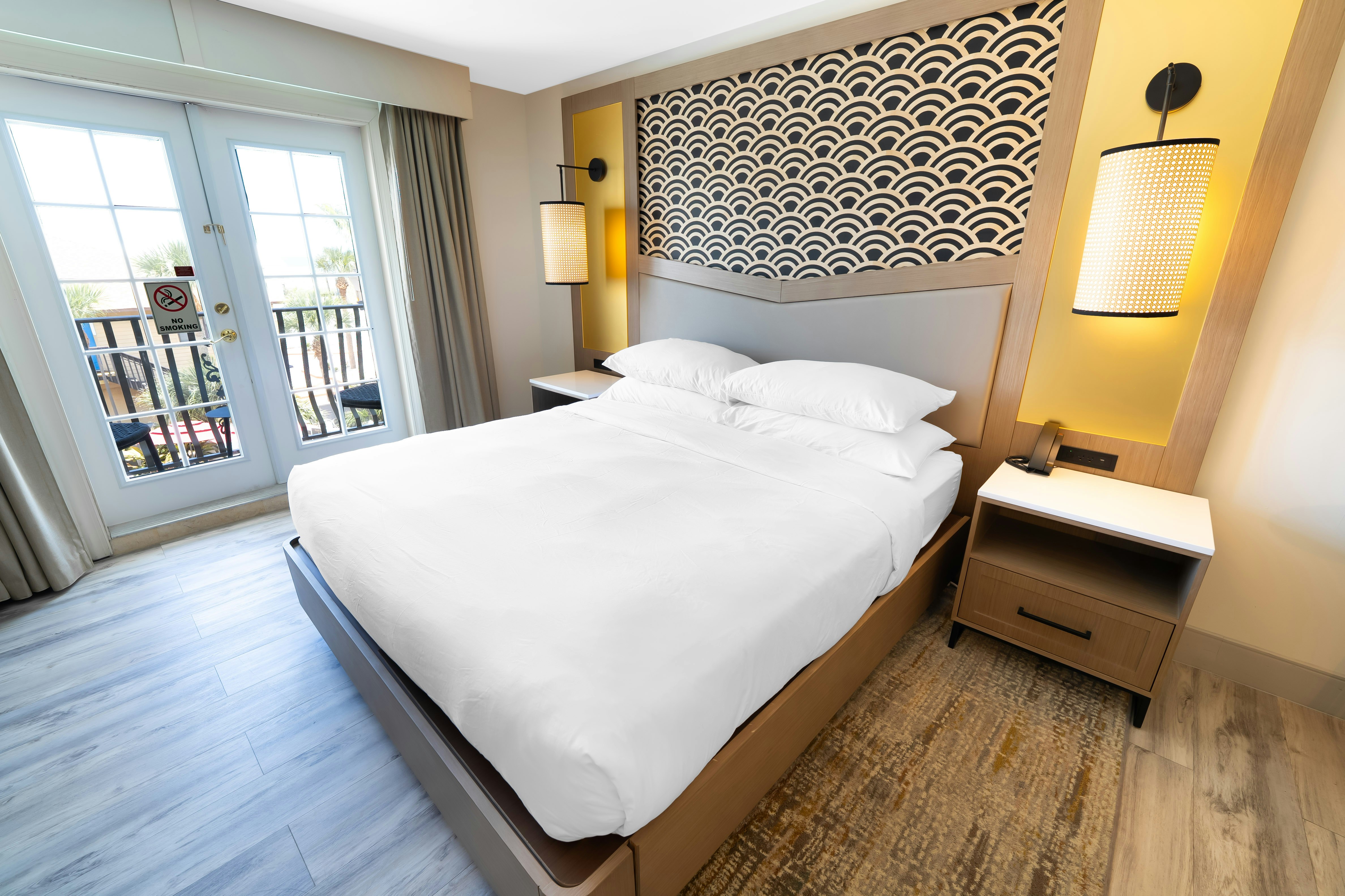 ROOM, KING BED, PARTIAL OCEAN VIEW, BALCONY