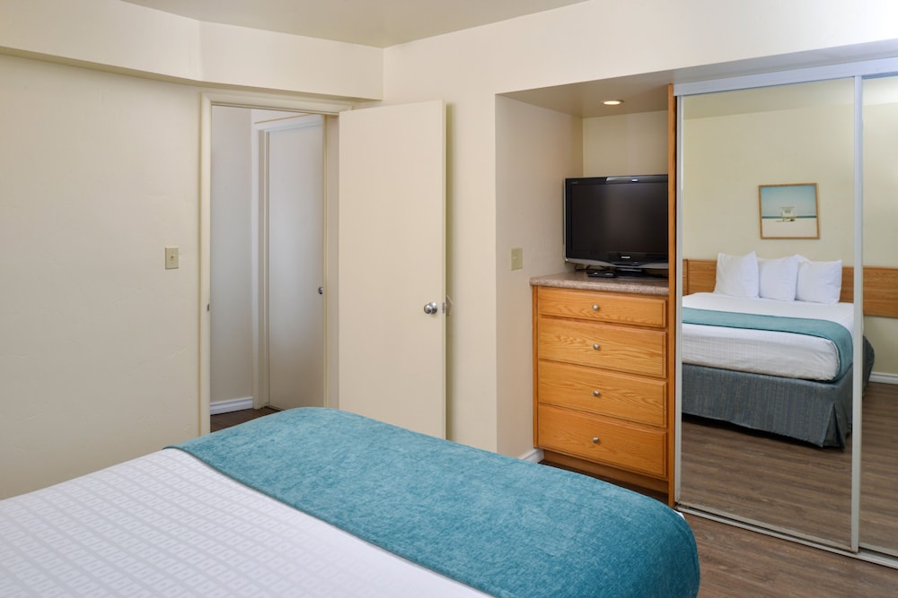 Edgewater Inn And Suites 24/76