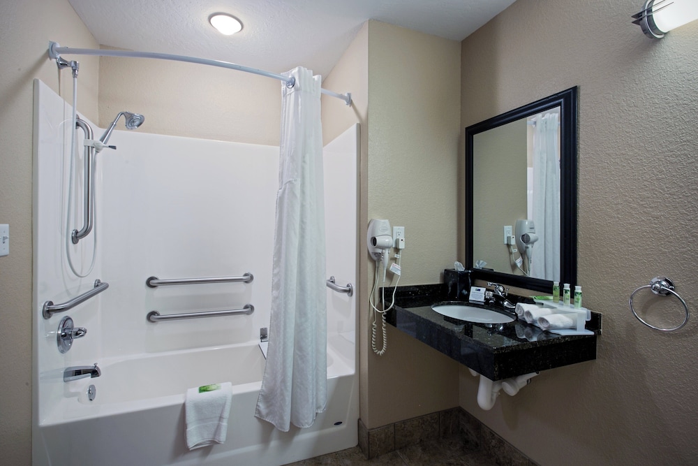 Holiday Inn Express Hotel And Suites Green Bay East 64/64
