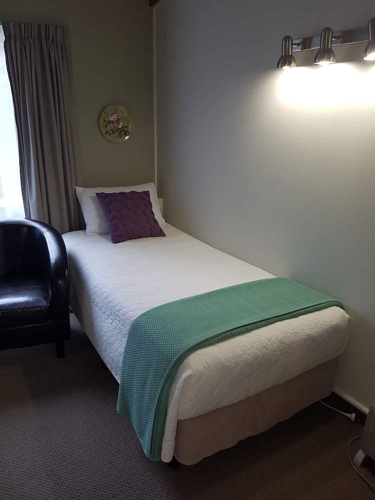 Cottage Mews Motel 26/72