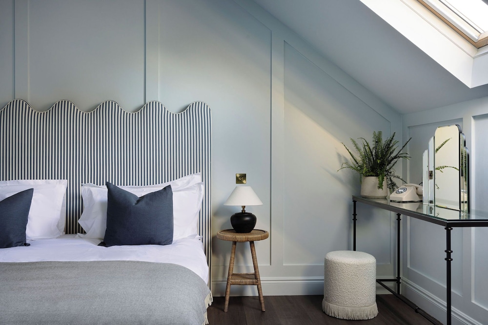 Snug, King Bed