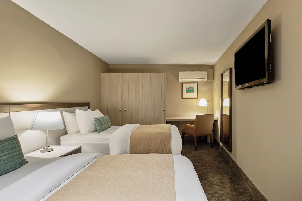 2 Bedrooms, Master, Suite, Twin Beds, King Bed, Sofa