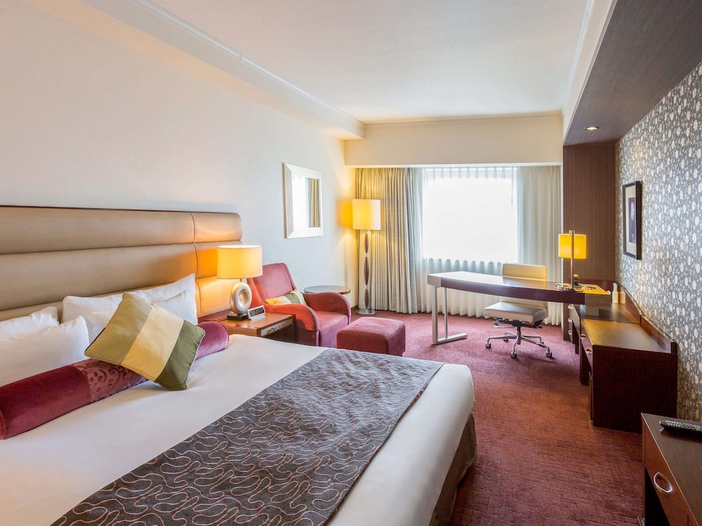 DELUXE, KING BED, HIGH FLOOR