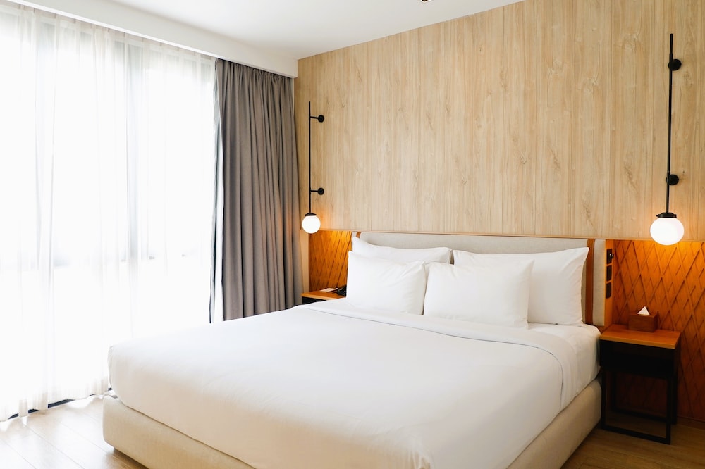 EXECUTIVE, SUITE, KING BED