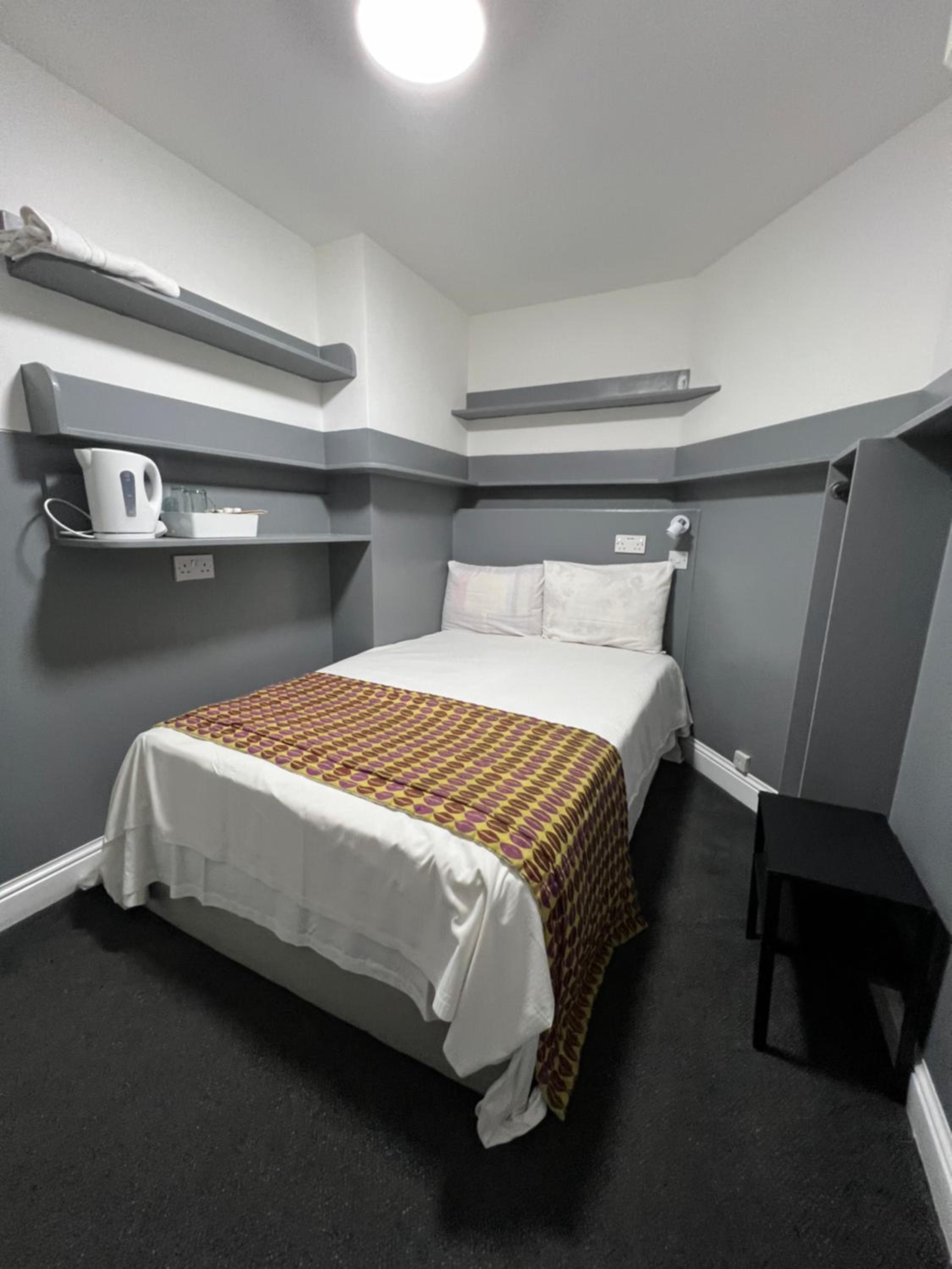 غرفة مفردة بحمام خاص، Plaza London Hotel 4/7