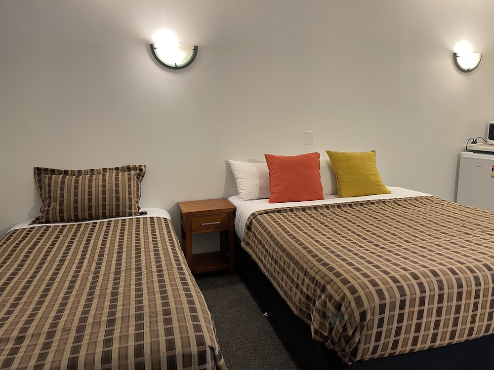 GARDEN, STUDIO, QUEEN BED