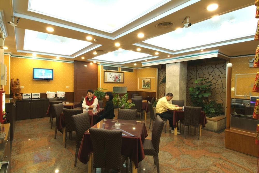 Golden Swallow Hotel 22/25