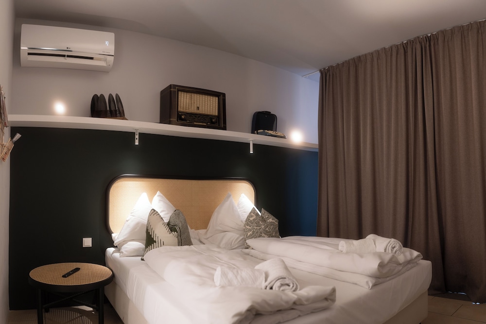 Afsigned on Arrival, Junior Suite, Double Bed, Street View