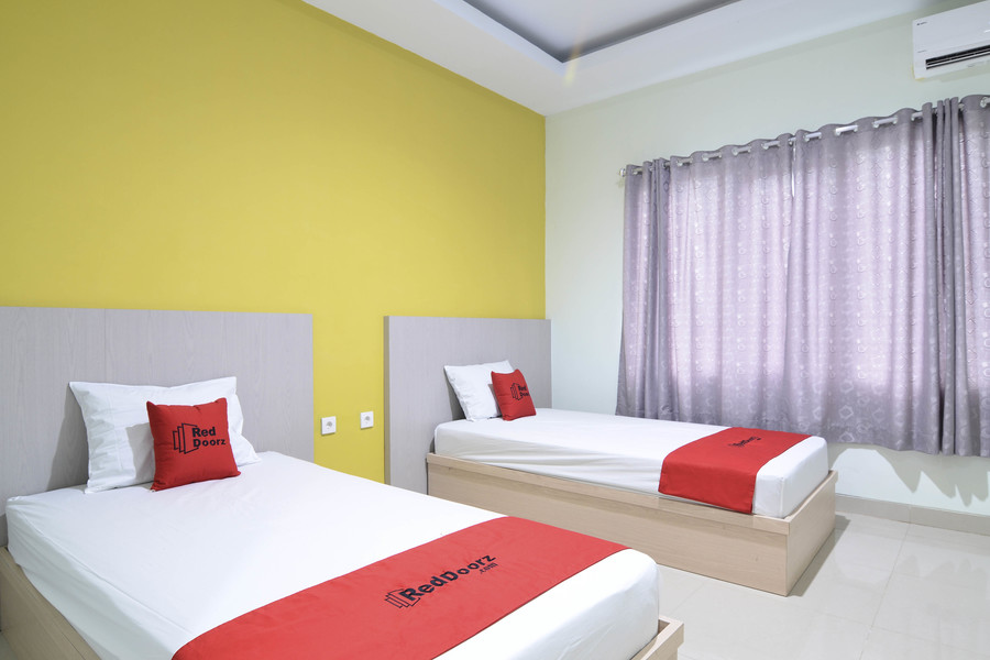 Reddoorz Plus Near Museum Keraton Surakarta 4/16