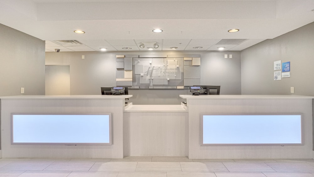 Holiday Inn Express Suites Portland 6/48