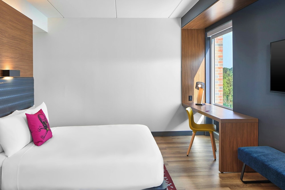Savvy, 2 Queen Beds