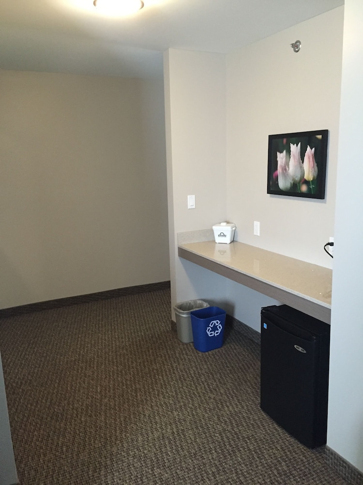 Days Inn & Suites By Wyndham Lindsay 17/43