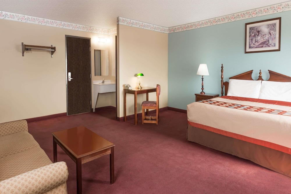 Super 8 by Wyndham Woodstock 5/19