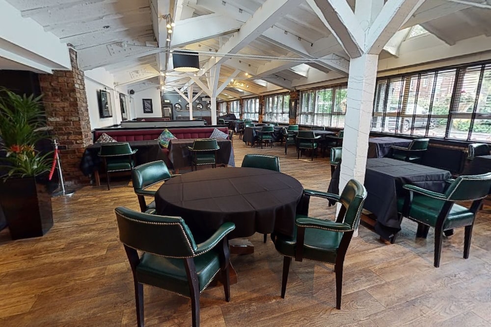 Village Manchester Hyde Hotel Leisure Club 30/40