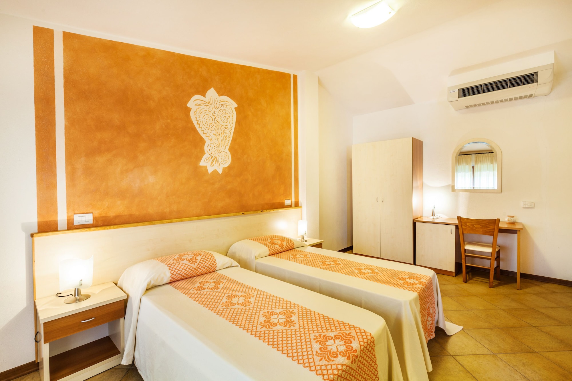 ROOM, DOUBLE BED