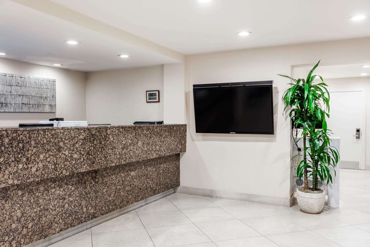 Days Inn by Wyndham San Diego Hotel Circle 2/8