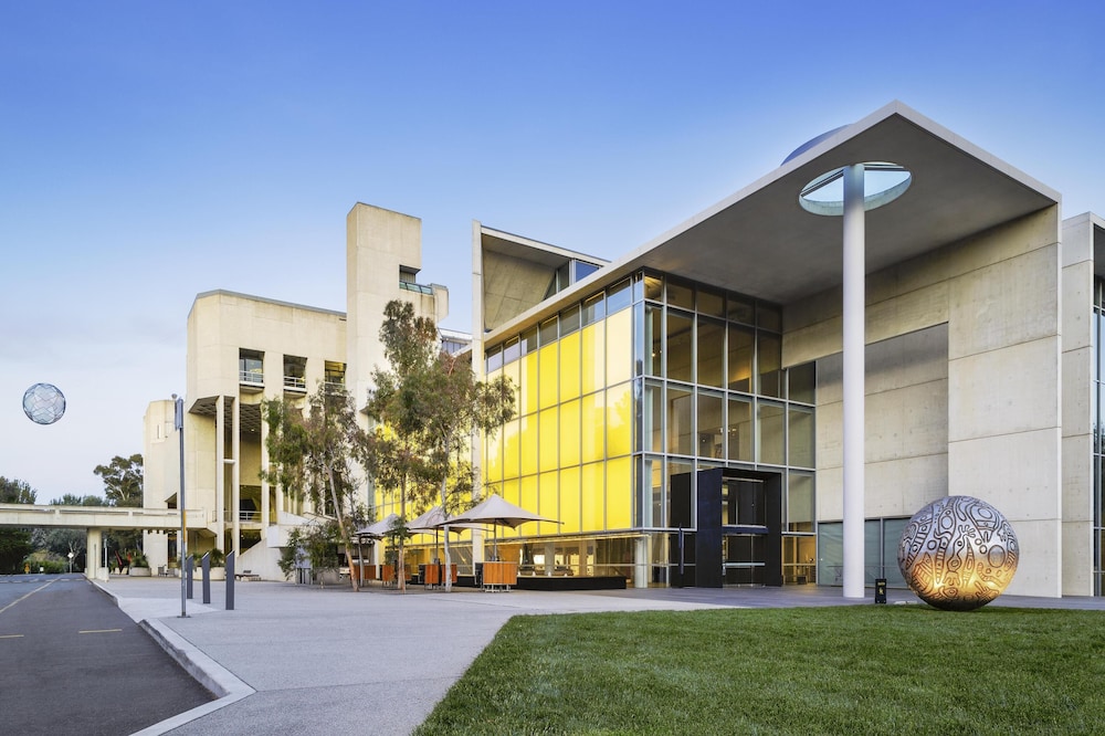 Hyatt Hotel Canberra 69/75