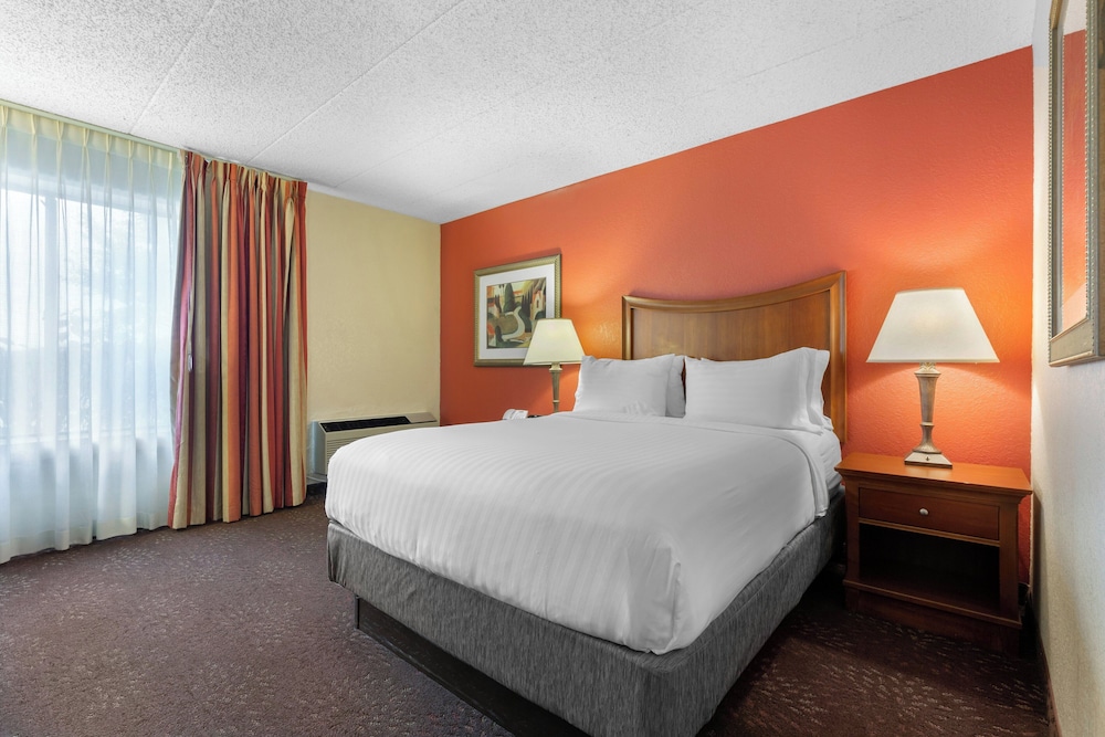 Holiday Inn Express Chicago Downers Grove 28/74
