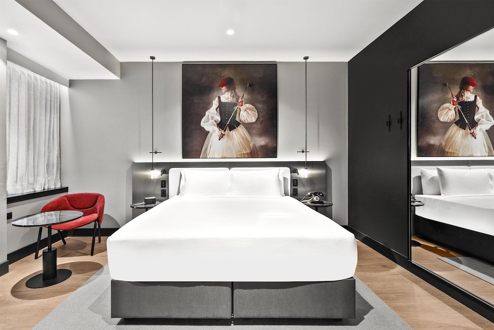 Standard, Radisson RED Auckland 6/10