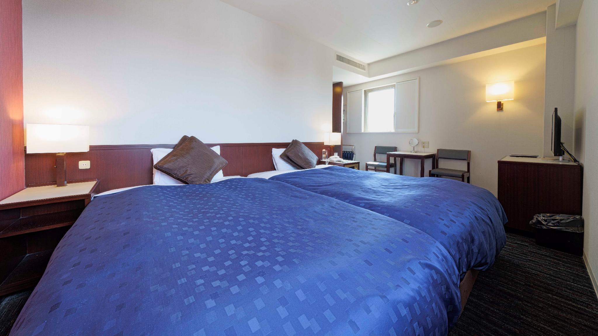 Hollywood, Moderate, Twin Beds