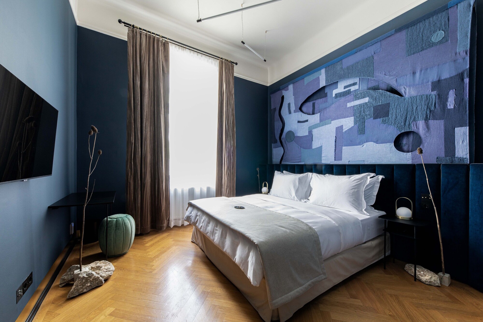 EXECUTIVE, SUITE
