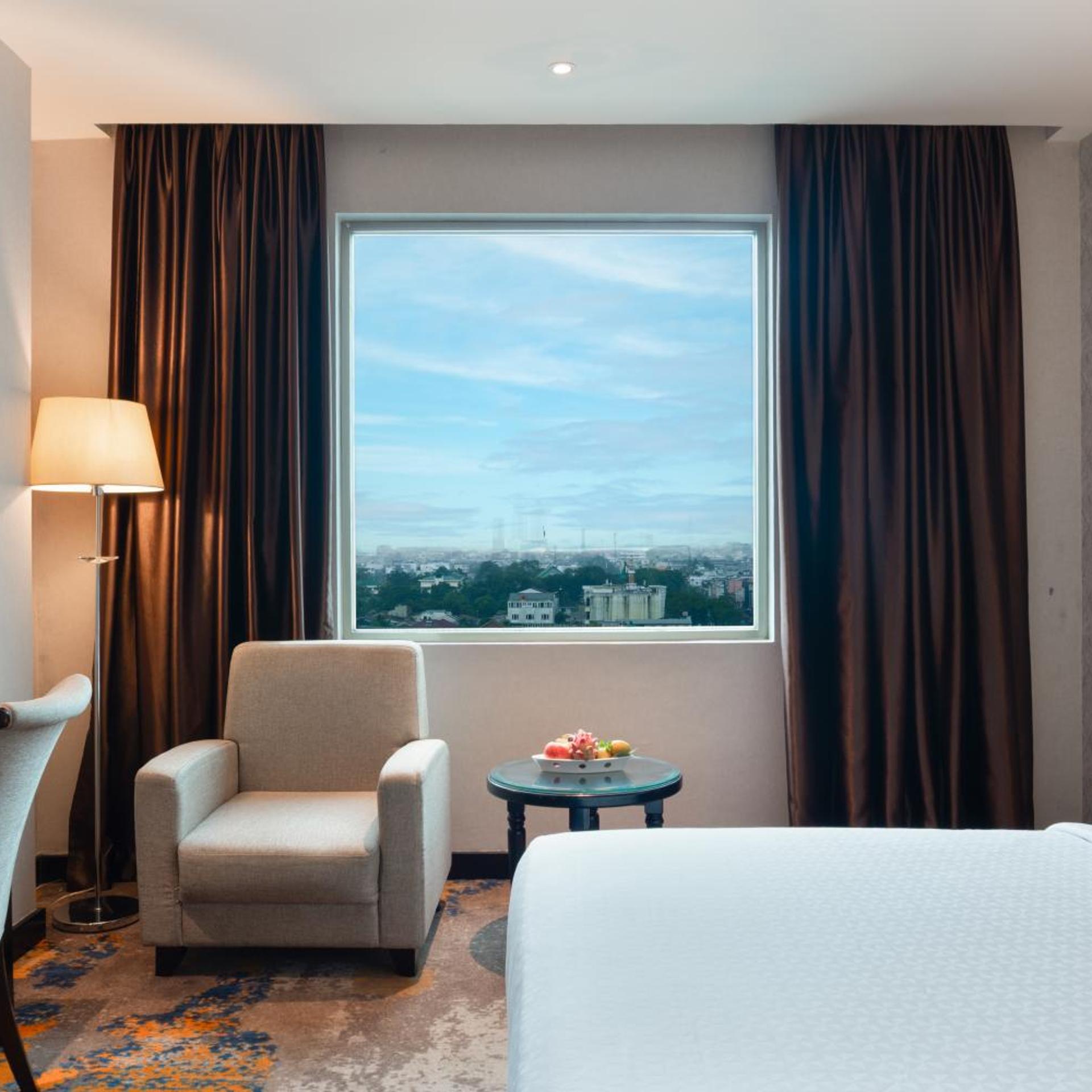 غرفة ديلوكس بسرير كينج، FOUR POINTS BY SHERATON MEDAN 5/7