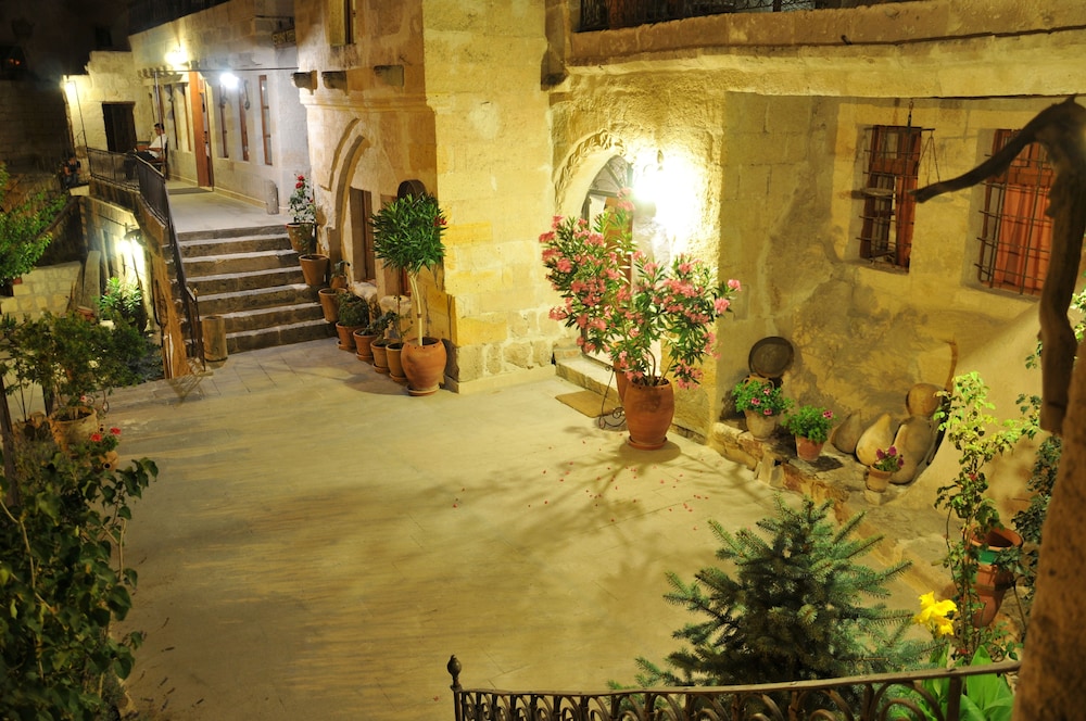 Amber Cave Suites 3/76