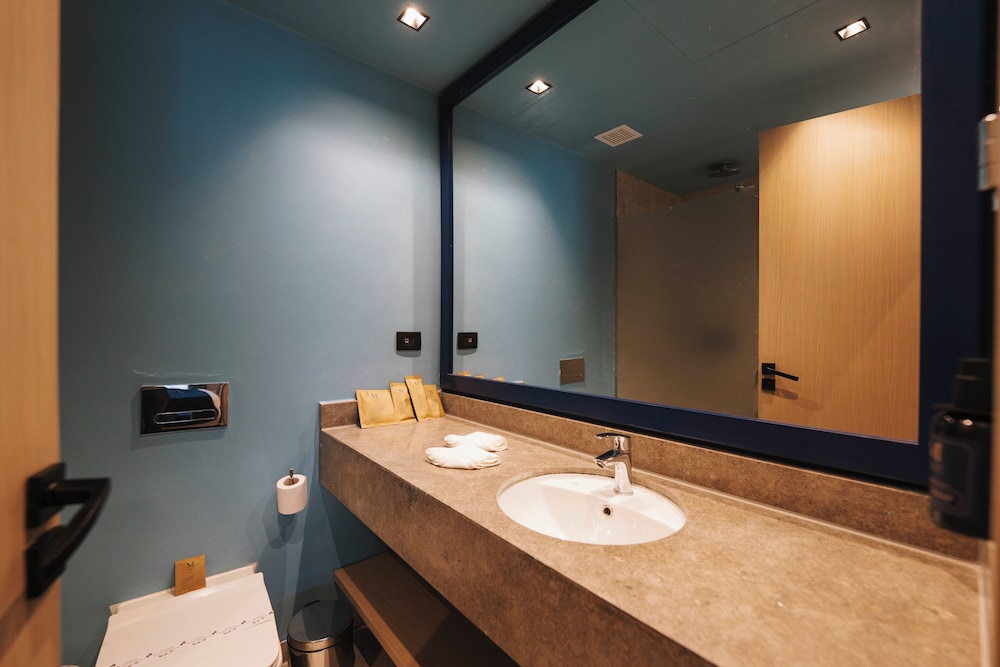 غرفة تنفيذية بسريرين منفصلين بإطلالة على البحر، M Hotels at Porto Marina 4/4
