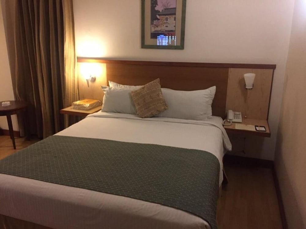 Embassy Inn 19/50