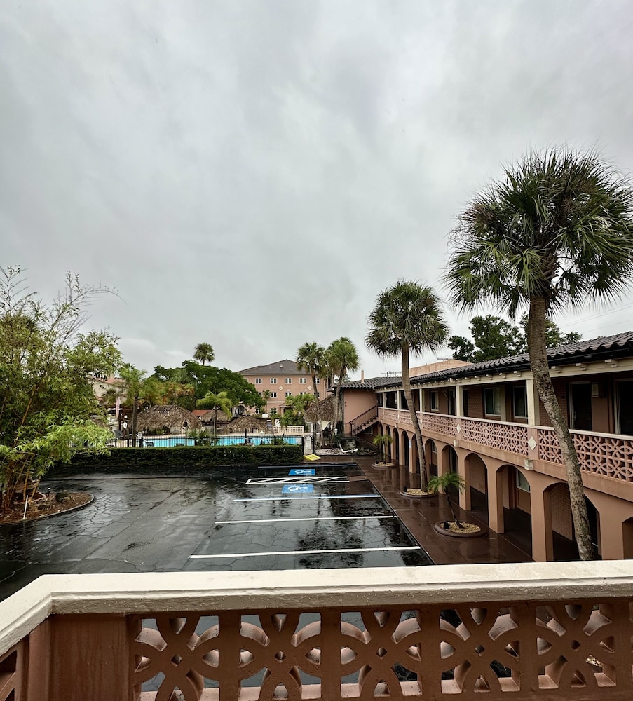 Tahitian Inn Spa 6/64