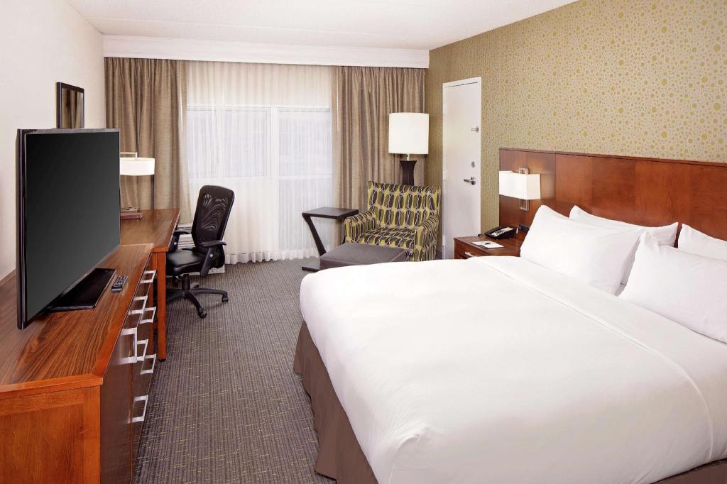 Junior Suite, King Bed, Court View, Accessible, Doubletree By Hilton South Bend 2/6