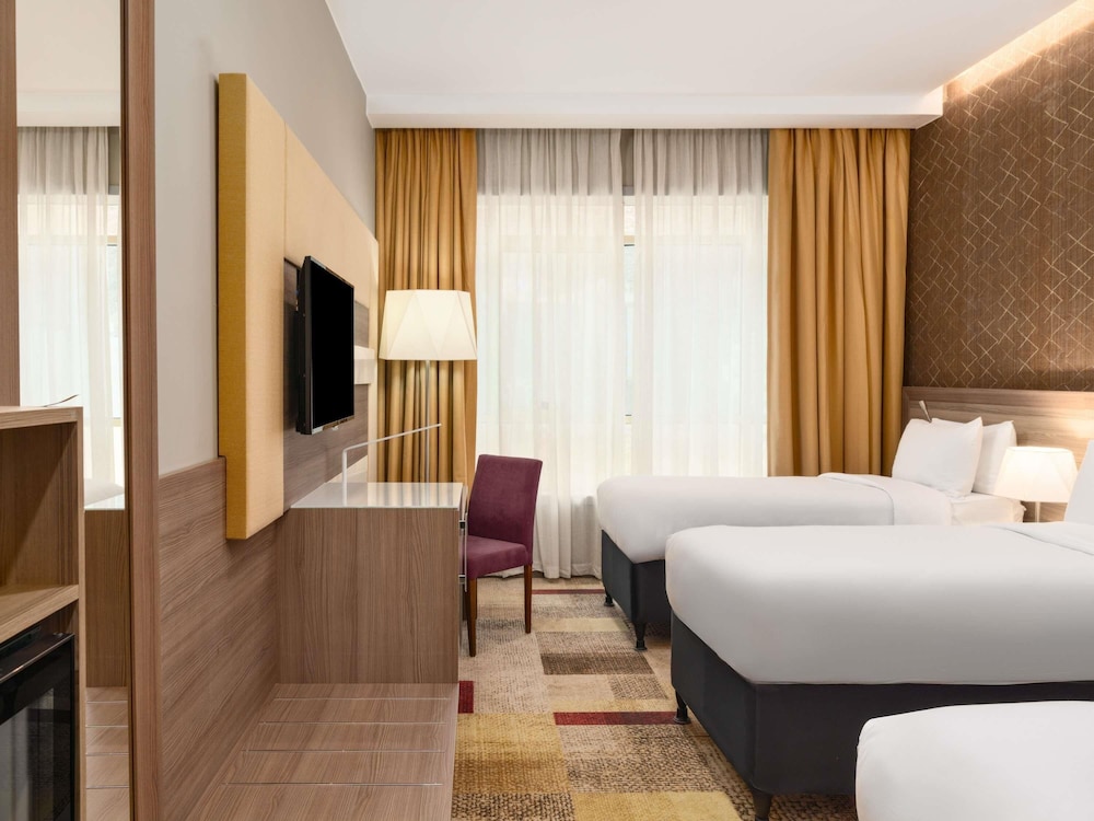 غرفة كلاسيكية ثلاثية بسرير مزدوج وسريرين منفصلين، Mercure Makkah Aziziah 4/6