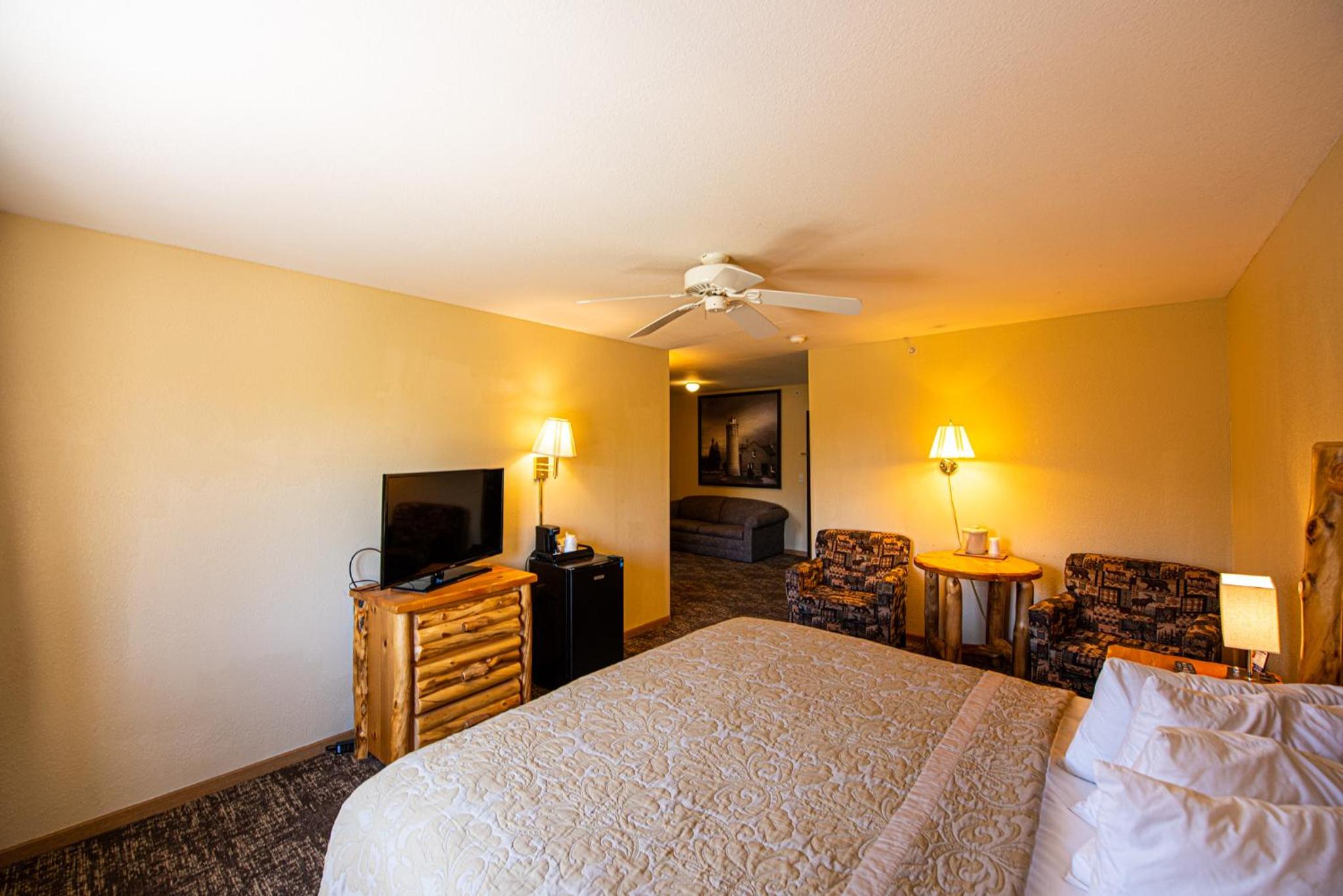 2 Rooms, Suite, King Bed, Court Side