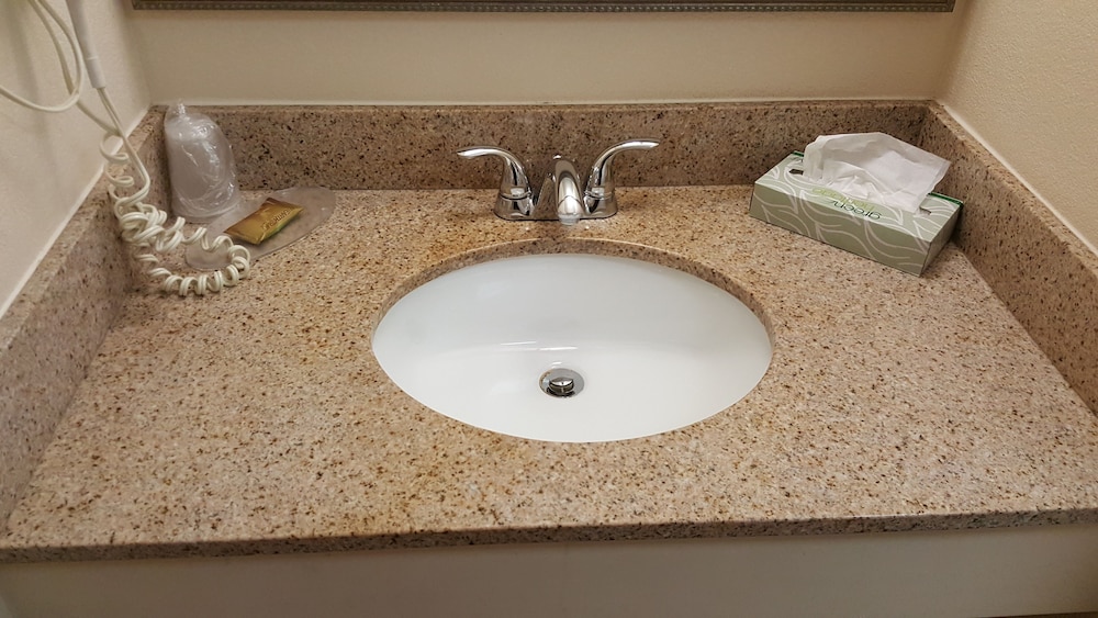 Airport Waterfront Inn 42/59