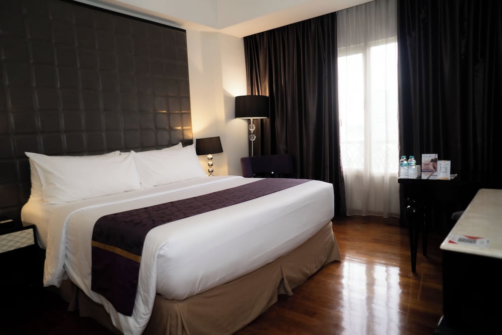 1 BEDROOM, JUNIOR, CITY VIEW