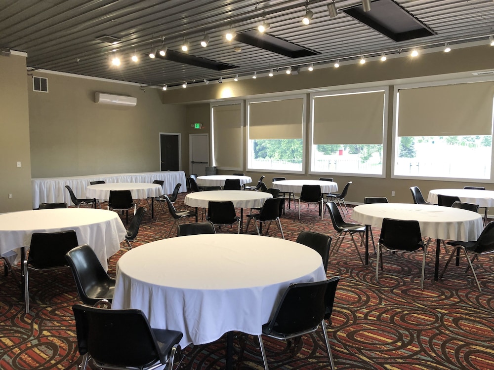 HomeTown Inn and Suites Belle Plaine 55/65