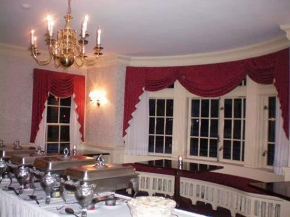 Montague Inn 61/73