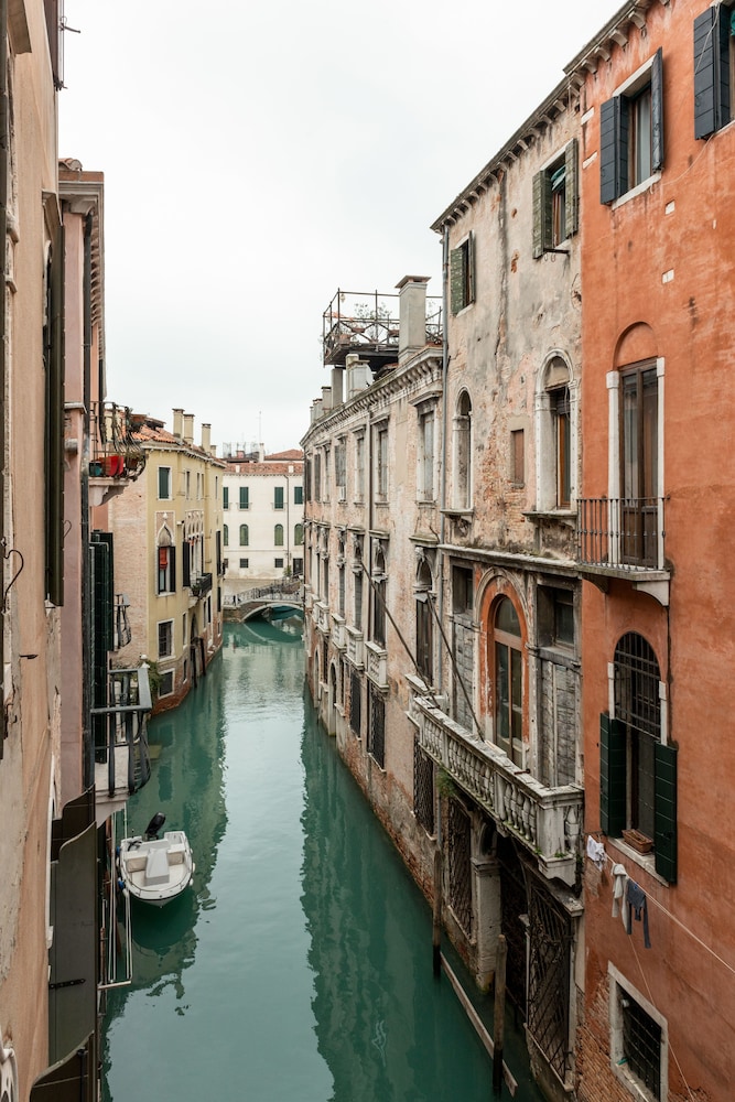 Luxury Venetian Rooms 28/39