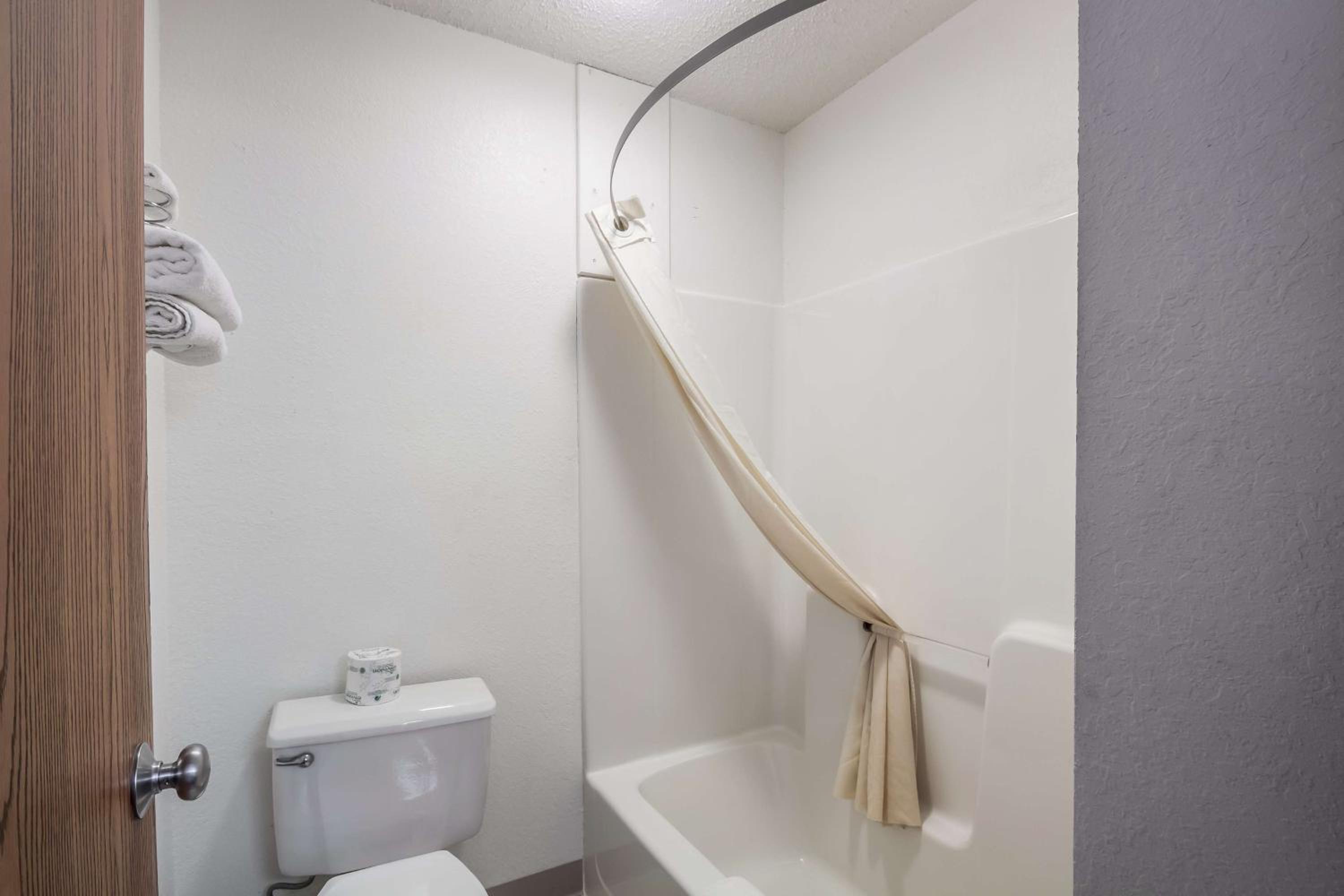 غرفة بسرير كوين لذوي الإعاقة، Motel6 Saukville, WI 10/10