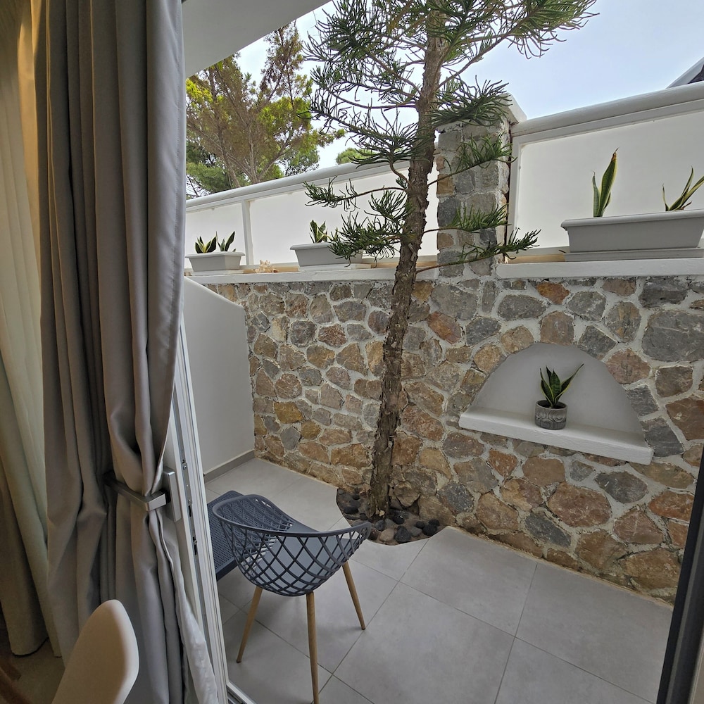 Merovigliosso Studios And Apts 3/50