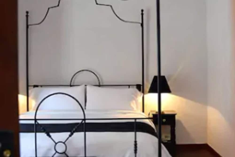 DELUXE, KING BED