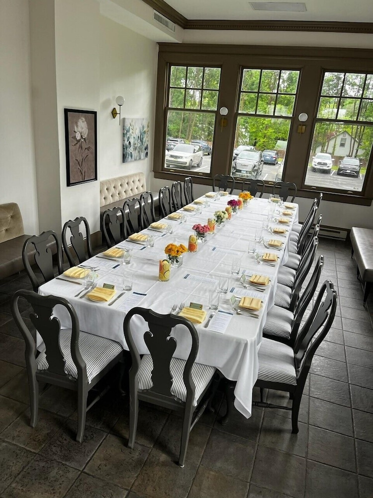 Gateways Inn Restaurant 35/46